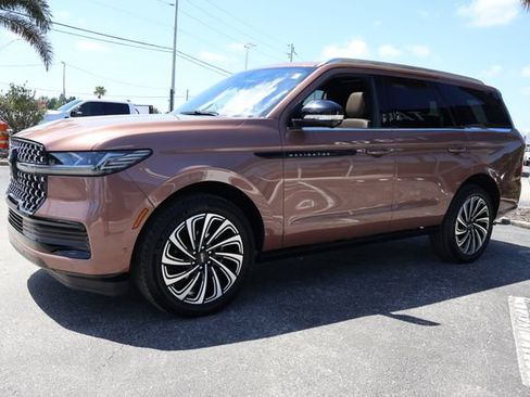 Used 2025 Lincoln Navigator Black Label AWD/4WD image 3