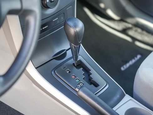 Used 2013 Toyota Corolla LE FWD image 19
