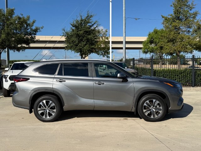 Used 2026 Toyota Highlander XLE AWD/4WD image 5
