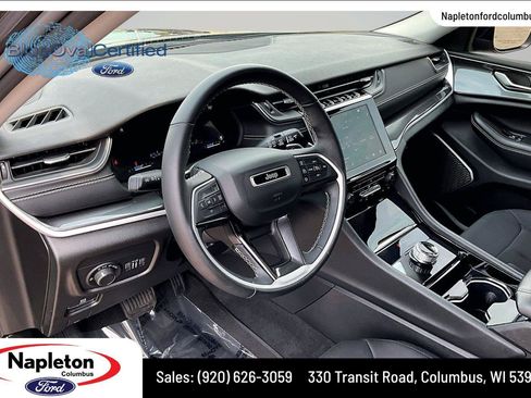 Used 2022 Jeep Grand Cherokee Laredo w/ Luxury Tech Group I AWD/4WD image 15