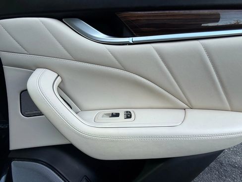 Used 2019 Maserati Levante GranLusso image 25