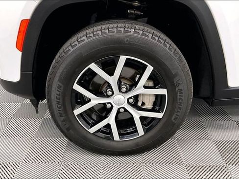 Used 2024 Jeep Grand Cherokee Limited image 10