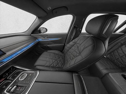Used 2023 BMW 740i w/ Parking Assistance Package RWD image 11