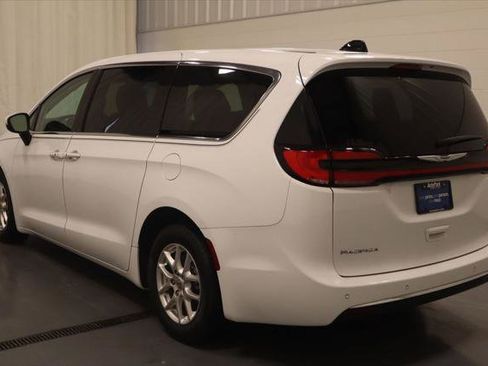 Certified 2023 Chrysler Pacifica Touring-L FWD image 3