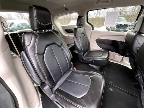 Used 2024 Chrysler Pacifica Touring-L image 15