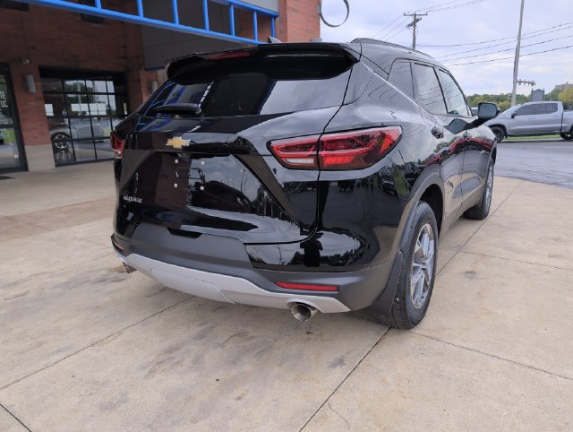 Used 2024 Chevrolet Blazer LT w/ Sound & Technology Package FWD image 9