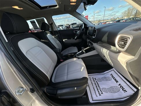 Used 2024 Hyundai Venue SEL image 24