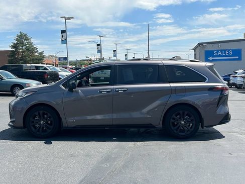 Used 2021 Toyota Sienna XSE FWD image 8