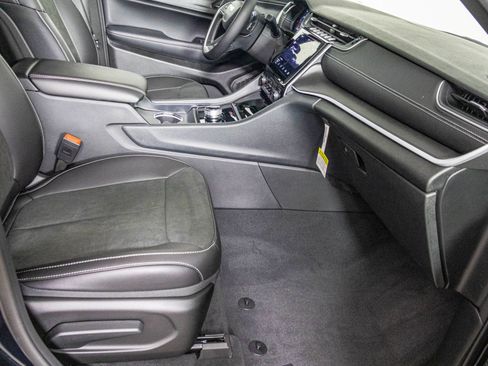 New 2025 Jeep Grand Cherokee Altitude image 41