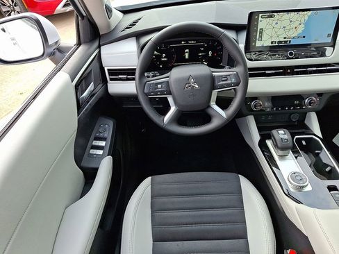 Used 2025 Mitsubishi Outlander SE image 8