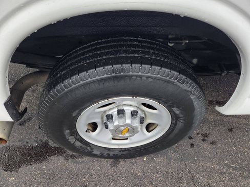 Used 2015 Chevrolet Express 2500 RWD image 9
