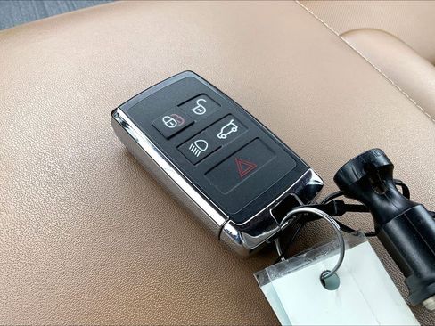 Used 2025 Land Rover Range Rover Long Wheelbase SE image 13