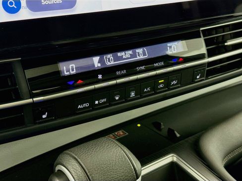 Certified 2025 Toyota Sienna XLE FWD image 27