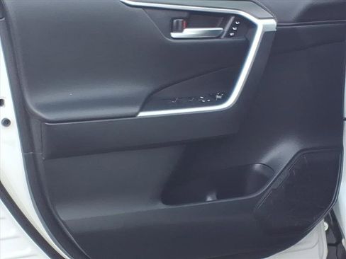 Used 2019 Toyota RAV4 Limited image 13