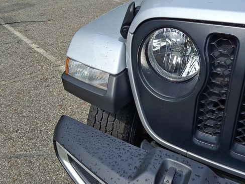 Used 2023 Jeep Gladiator Sport AWD/4WD image 10