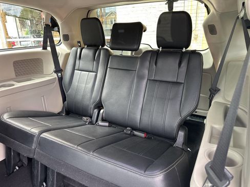 Used 2015 Chrysler Town & Country Touring FWD image 8