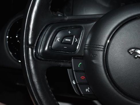 Used 2017 Jaguar XJ R RWD image 9