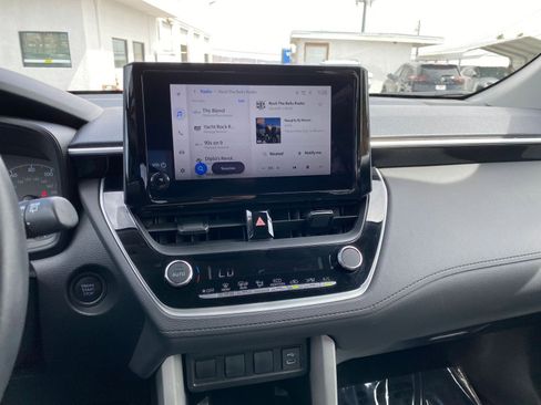 Used 2025 Toyota Corolla Cross LE image 17