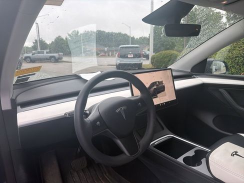Used 2023 Tesla Model Y Long Range AWD/4WD image 16