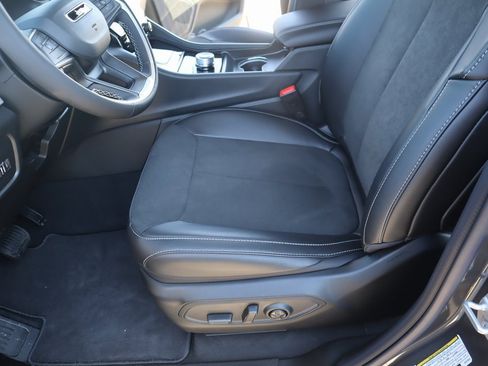 New 2025 Jeep Grand Cherokee Laredo image 11