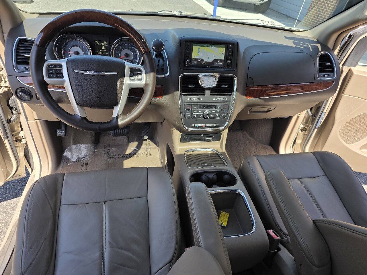 Used 2015 Chrysler Town & Country Limited Platinum FWD image 28