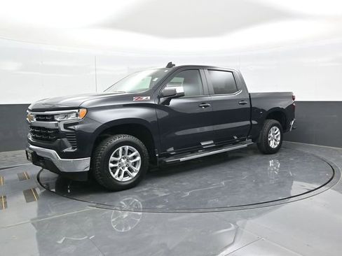 Used 2022 Chevrolet Silverado 1500 LT w/ Z71 Off-Road Package AWD/4WD image 3