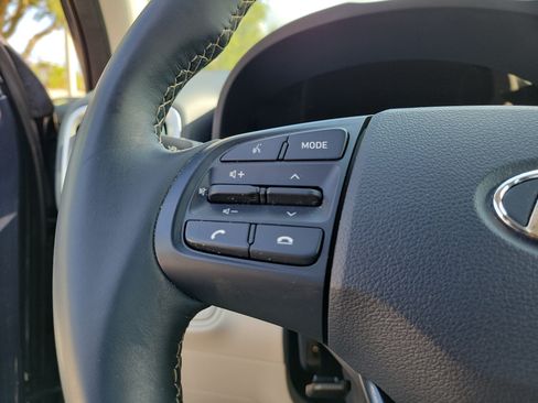 Used 2020 Hyundai Venue FWD image 22