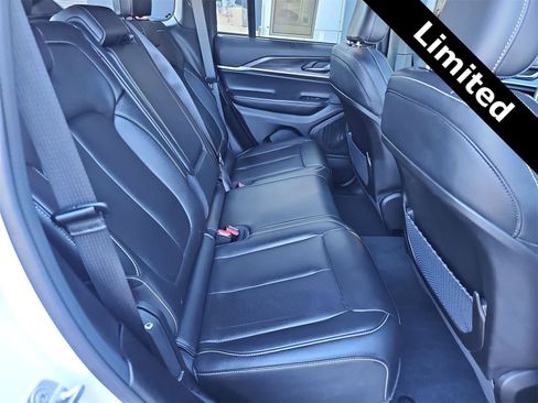 Used 2025 Jeep Grand Cherokee Limited w/ Luxury Tech Group II image 17