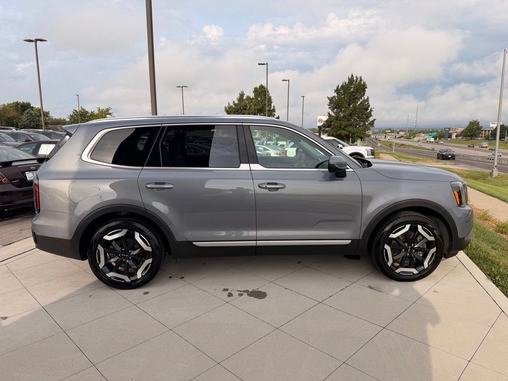 Used 2024 Kia Telluride EX w/ EX Captain's Chair Package FWD image 9