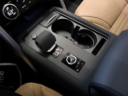 Used 2025 Land Rover Discovery Metropolitan Edition image 54