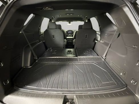 Used 2022 Chevrolet Traverse LT FWD image 30