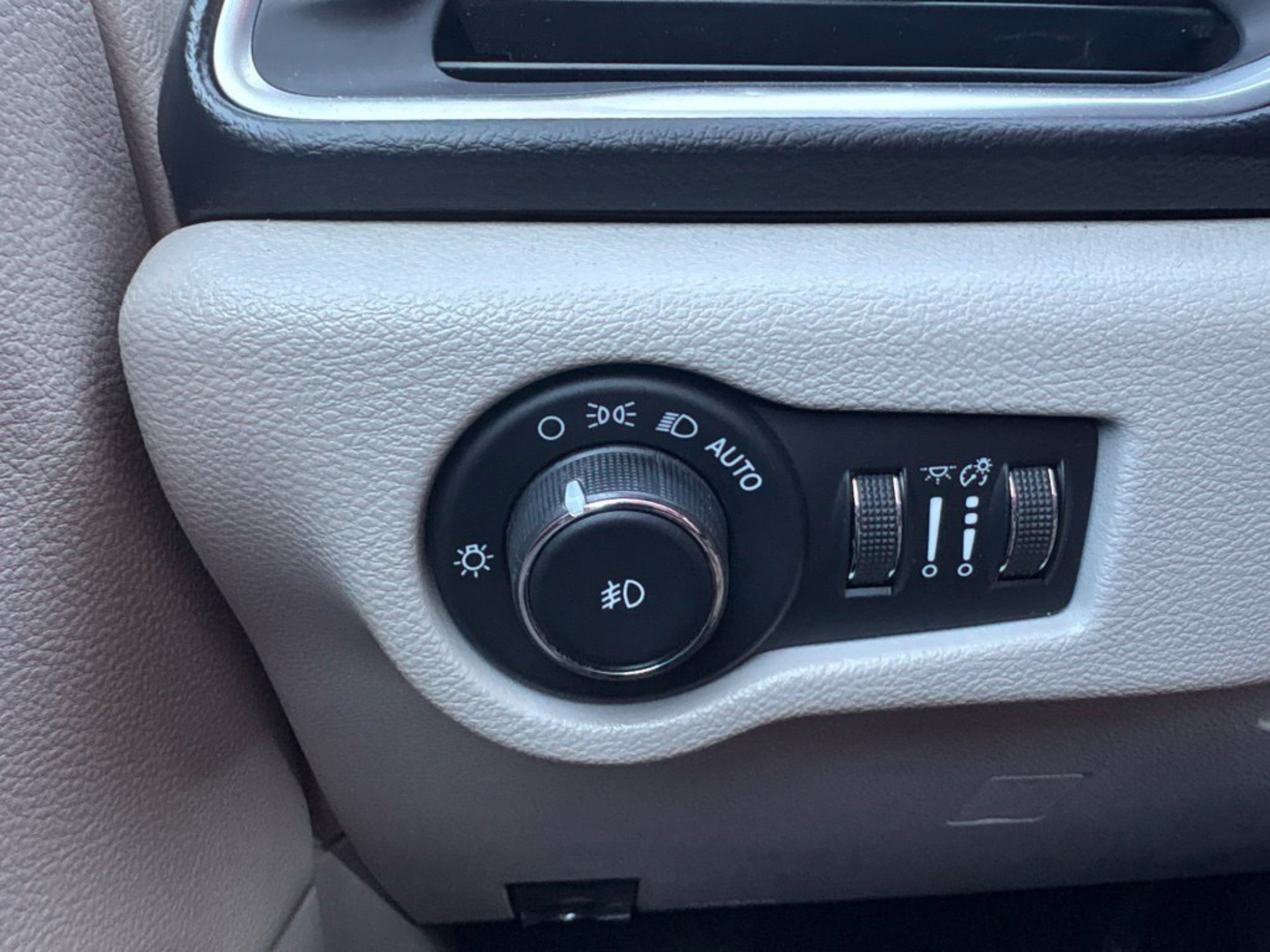 Used 2018 Chrysler Pacifica Touring-L Plus w/ Tire & Wheel Group FWD image 16