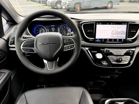 New 2026 Chrysler Pacifica Select image 17