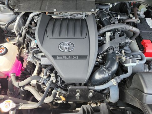 Used 2023 Toyota Highlander LE AWD/4WD image 9
