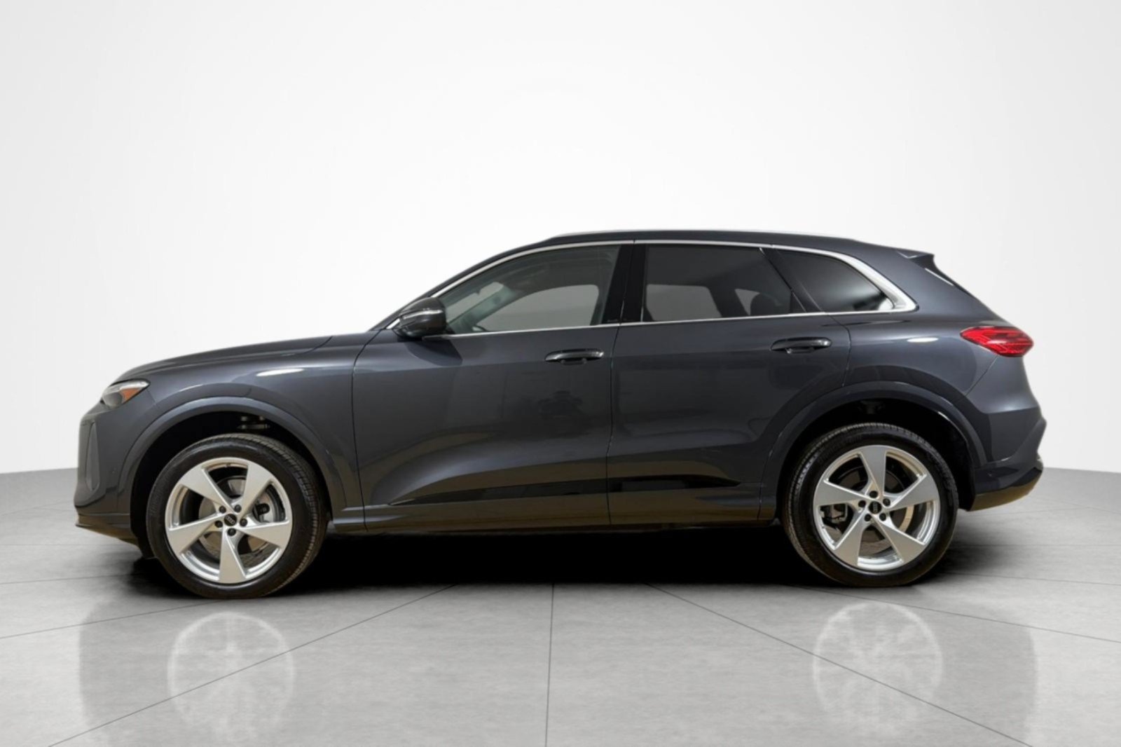 Used 2025 Audi Q5 Premium Plus w/ Premium Plus AWD/4WD image 2