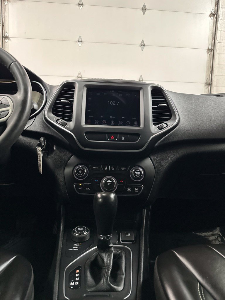 Used 2022 Jeep Cherokee Latitude AWD/4WD image 23