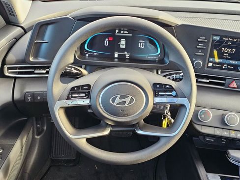 Used 2025 Hyundai Elantra SE image 16