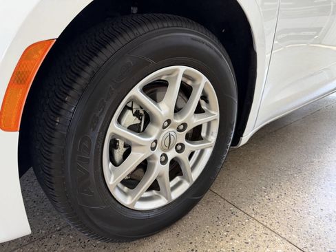 Used 2024 Chrysler Pacifica Touring-L FWD image 4