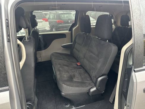 Used 2019 Dodge Grand Caravan SE FWD image 21