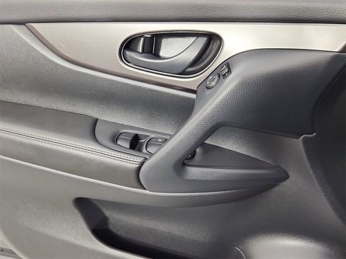 Used 2022 Nissan Rogue Sport S image 9