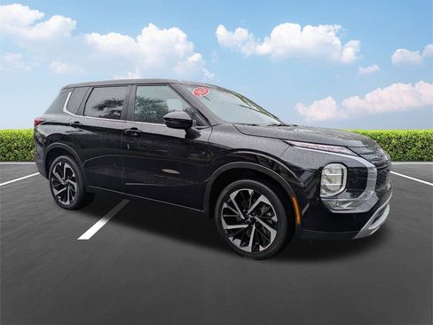 Used 2024 Mitsubishi Outlander SE image 2