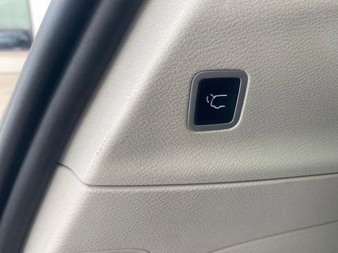 Used 2024 Chrysler Pacifica Touring-L FWD image 8