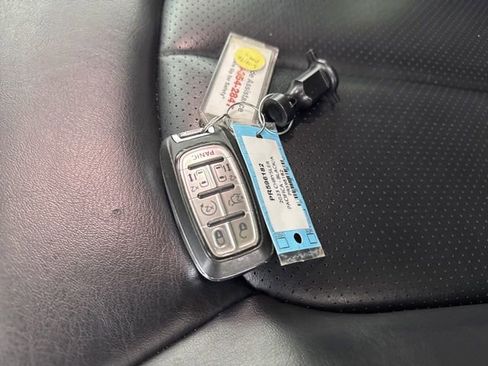 Used 2023 Chrysler Pacifica Touring-L FWD image 34