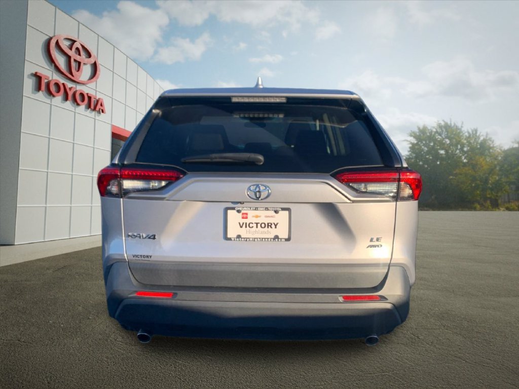 Used 2024 Toyota RAV4 LE AWD/4WD image 4
