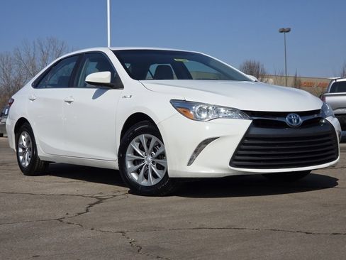 Used 2017 Toyota Camry LE image 2