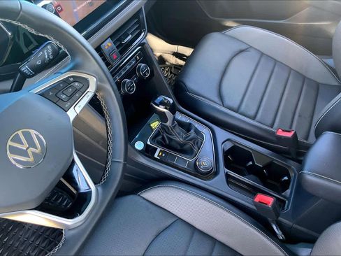 Used 2022 Volkswagen Taos SEL image 15