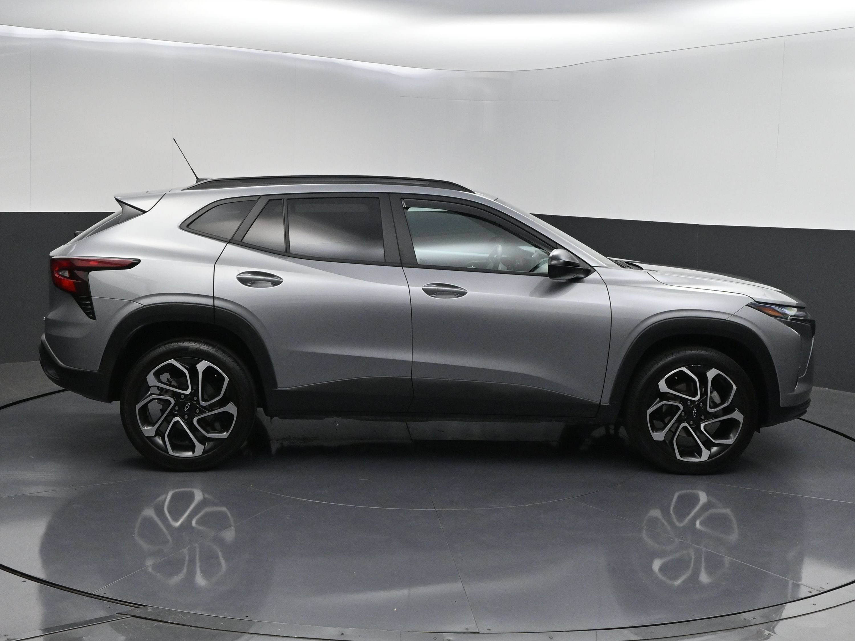 Used 2025 Chevrolet Trax RS w/ Driver Confidence Package FWD image 9