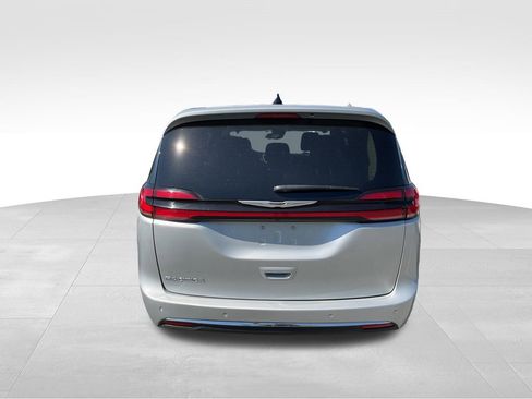 Used 2024 Chrysler Pacifica Touring-L FWD image 8