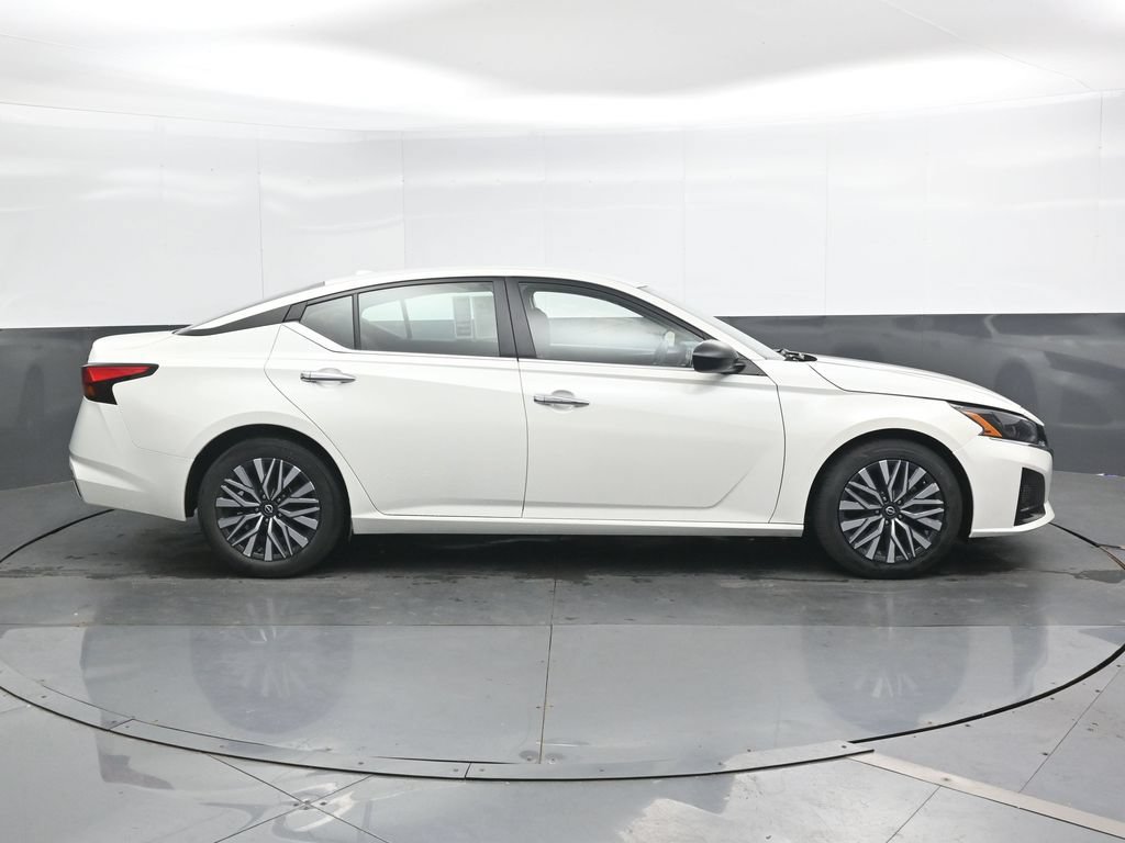 Used 2024 Nissan Altima 2.5 SV FWD image 3