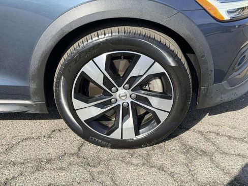 Used 2022 Volvo V60 T5 Cross Country image 25